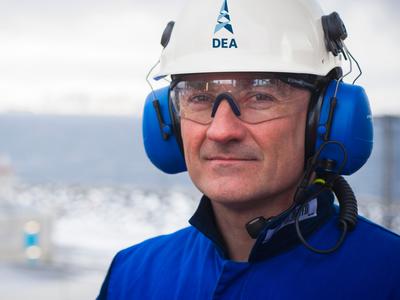 Mitarbeiter vor LNG-Prozessanlage auf Melkoya